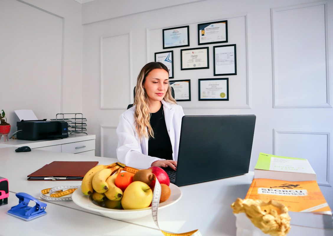 Opciones veganas: hummus, vegetales y semillas