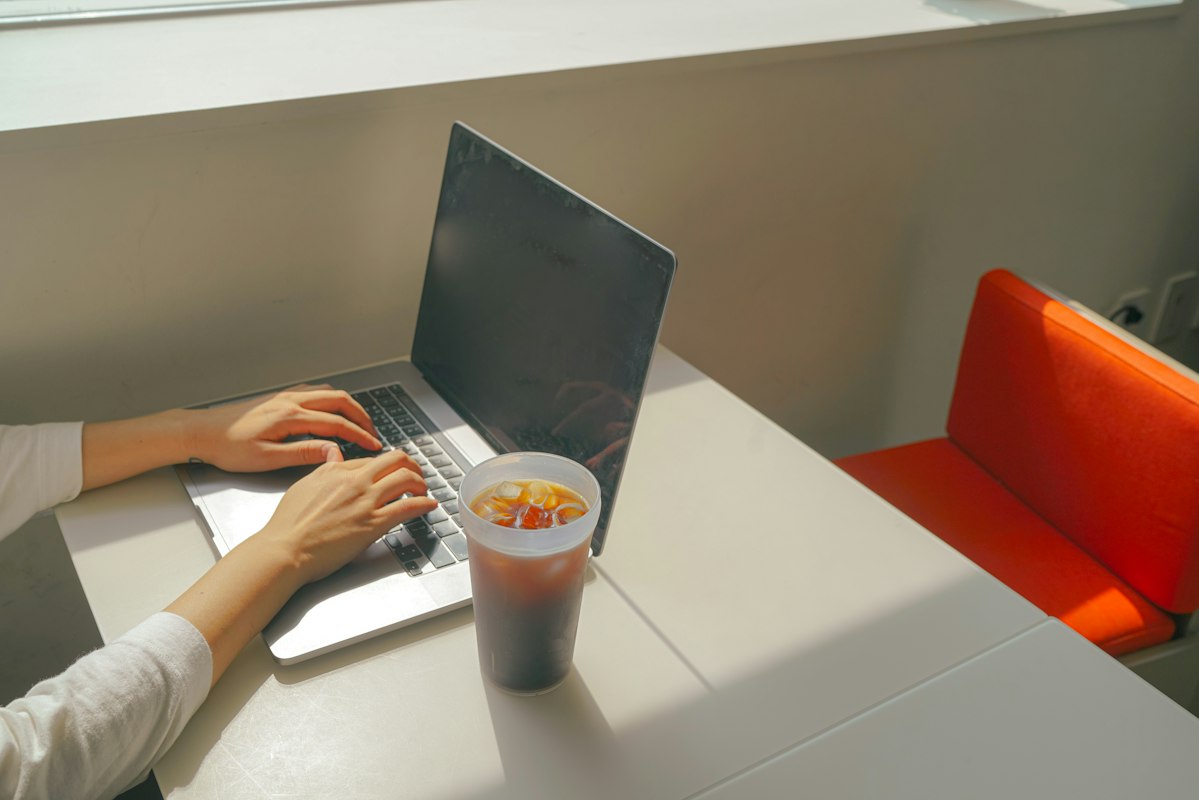 Profesional disfrutando de un snack saludable en la oficina
